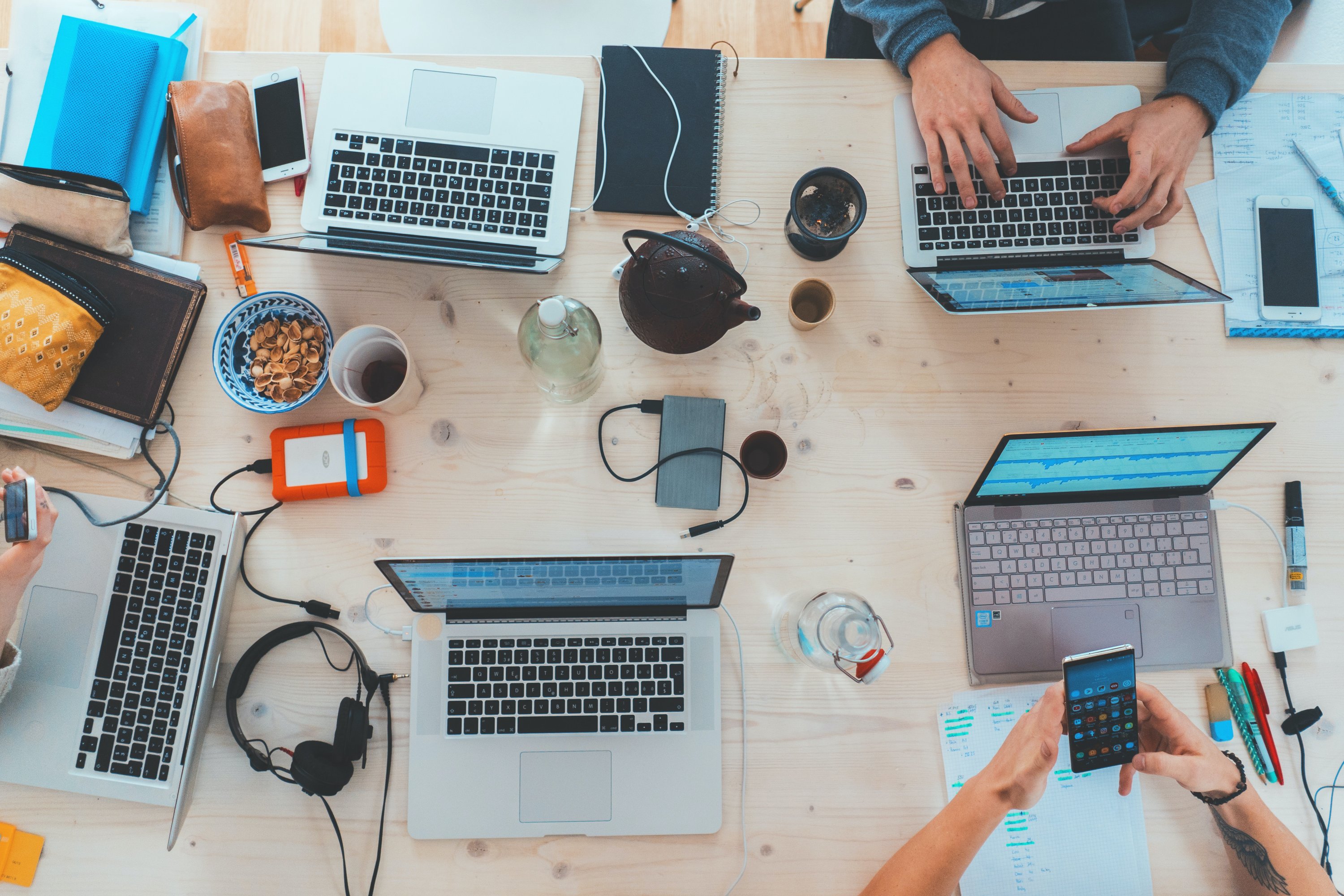 laptops-at-desk-from-above